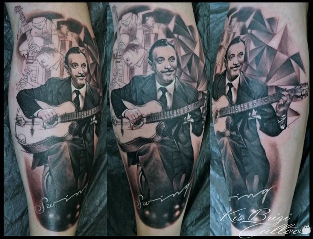 Tatouage / tatoo Django Reinhardt assis en train de jouer, en noir et blanc, photo réaliste
