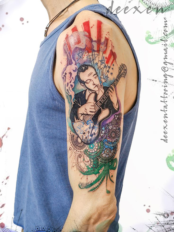 Tatouage / tatoo couleur Django Reinhardt sur l'épaule et haut du bras gauche