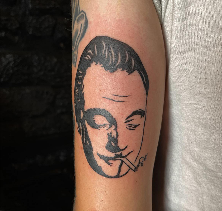 Tatouage / tatoo Django Reinhardt, portrait à la cigarette sur le haut de l'avant-bras par Ghali Custom