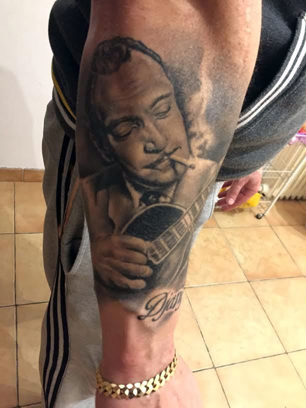 Tatouage / tatoo Django Reinhardt sur l'avant-bras en n et b