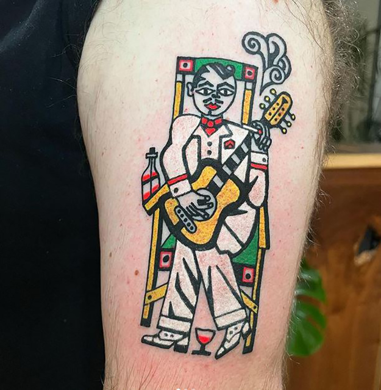 Tatouage / tatoo Django Reinhardt en couleur, debout avec sa guitare, stylisé façon années 30