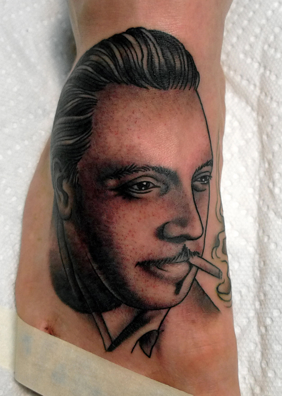 Tatouage / tatoo Django Reinhardt en grosplan avec une cigarette à la bouche