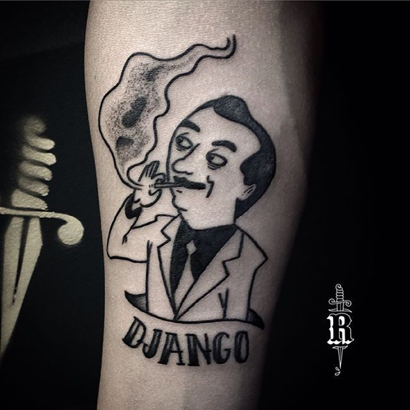 Tatouage / tatoo Django Reinhardt façon cartoon en train de fumer