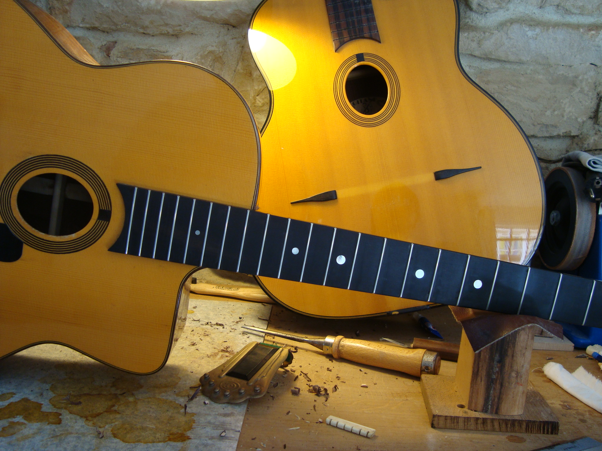 Photo de guitares manouches en construction sur un établi gypsy guitars being built