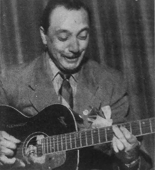 Pohot noir et blanc de Django Reinhardt,souriant, en studio en 1950 à Rome pour la RAI.